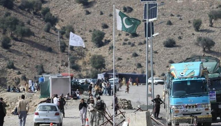 خط ديورند يشتعل.. عشرات القتلى وتصعيد خطير بين باكستان وأفغانستان